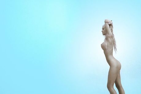 Lyshåret amerikansk legekammerat Katie Lohmann viser sine store bryster og viser sin nøgenhed