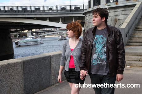 赤毛の可愛いステラEはバスルームでオマンコを舐められ、チンポを突っ込まれる