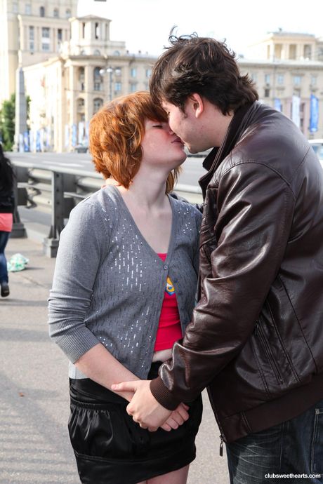 赤毛の可愛いステラEはバスルームでオマンコを舐められ、チンポを突っ込まれる