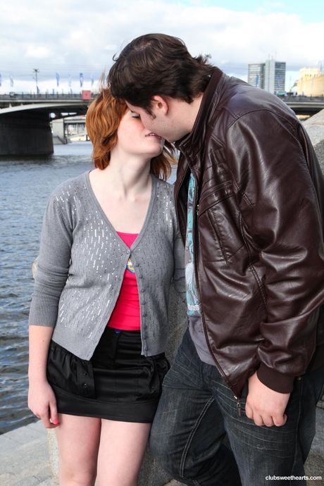 赤毛の可愛いステラEはバスルームでオマンコを舐められ、チンポを突っ込まれる