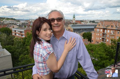 英國封面女郎 Minny Manga 脫光衣服，騎乘前舔陰部