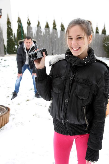 Fantastisk ungarsk pige Candy Sweet får sin fisse slikket og kneppet af en liderlig fyr