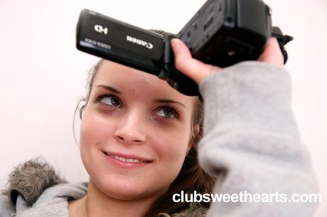 Ødelæggende ungarsk babe Anita Berlusconi rører sin fisse efter at have leget med hendes røvhul