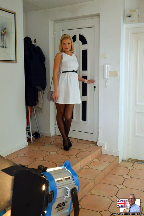 Den britiske model Lucy Heart stripper og viser sin lækre røv frem i en solo