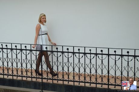 Den britiske model Lucy Heart stripper og viser sin lækre røv frem i en solo