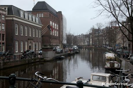 Dejlige lesbiske Milena Star og Natasha A har sex på en sofa i en indkørsel