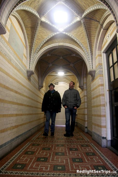 金髮美女梅爾的陰部被一個淫蕩的陌生人填滿