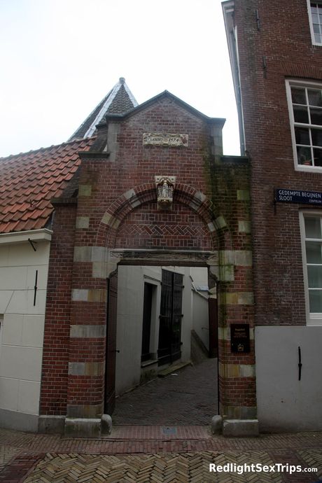 金髮美女梅爾的陰部被一個淫蕩的陌生人填滿