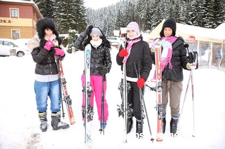 四名性慾旺盛的少女在滑雪纜車上脫光衣服，然後進行女同性戀性行為