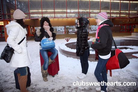 四名性慾旺盛的少女在旅途中在一輛麵包車裡進行女同性戀性行為