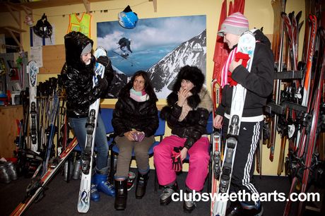 四名性慾旺盛的少女在旅途中在一輛麵包車裡進行女同性戀性行為