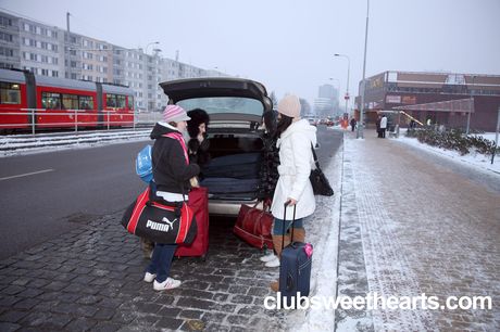 四名性慾旺盛的少女在旅途中在一輛麵包車裡進行女同性戀性行為
