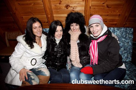 四名性慾旺盛的少女在旅途中在一輛麵包車裡進行女同性戀性行為