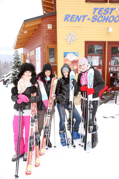 四名性慾旺盛的少女在旅途中在一輛麵包車裡進行女同性戀性行為