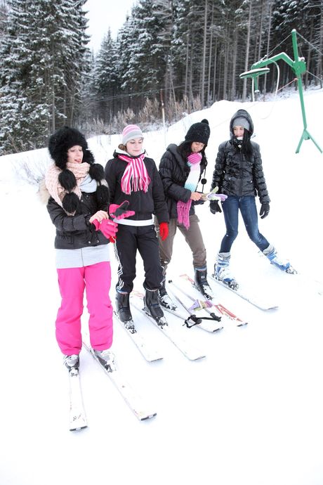 四名性慾旺盛的少女在旅途中在一輛麵包車裡進行女同性戀性行為