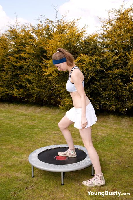 可愛的荷蘭寶貝 Fenna Utopia 脫光衣服只剩襪子然後用手指插她的陰部