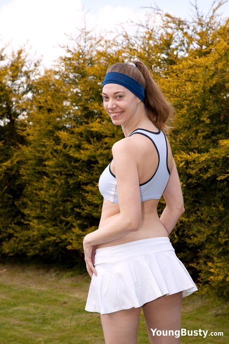 可愛的荷蘭寶貝 Fenna Utopia 脫光衣服只剩襪子然後用手指插她的陰部