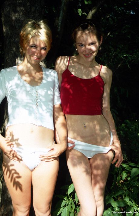 金髪の少女アンジーHとローラFがレズビアンセックスをする前に裸になる