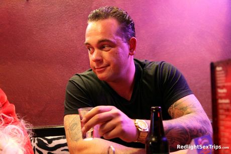 Blonde julemanden Debby Pleasure får en pik i en red-light bar