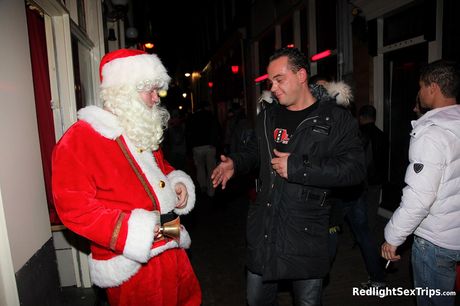Blonde julemanden Debby Pleasure får en pik i en red-light bar
