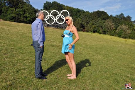 金髪熟女ダイアナは若い男にマンコを舐められ、チンポを犯される