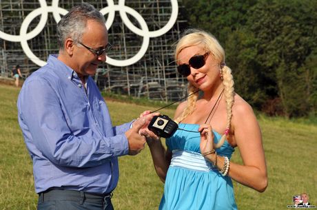 金髪熟女ダイアナは若い男にマンコを舐められ、チンポを犯される