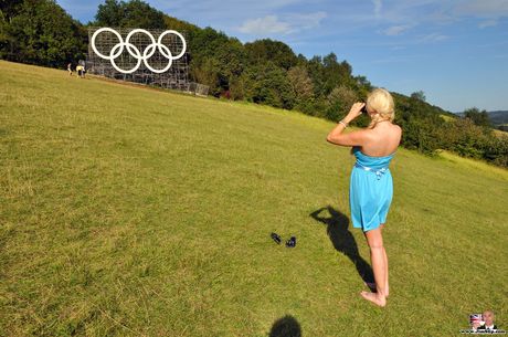 金髪熟女ダイアナは若い男にマンコを舐められ、チンポを犯される