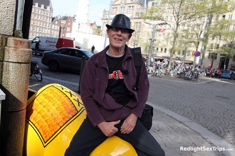 Dejlige mørkhårede babes i strømpebukser stripper og har det sjovt