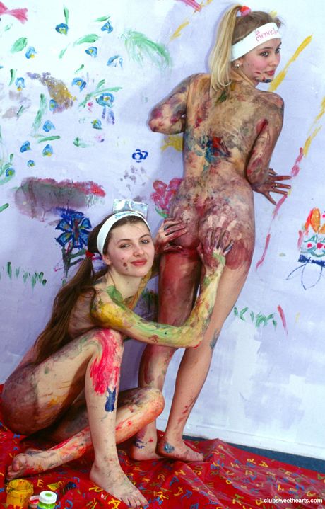 De bader sammen og bliver helt nøgne og våde i brusebadet