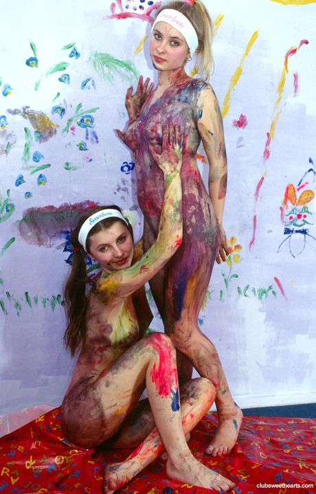 De bader sammen og bliver helt nøgne og våde i brusebadet