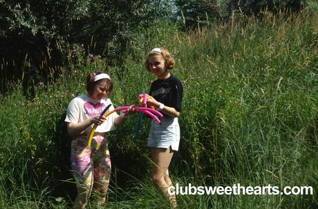 女同志尤物 Julia K 和 Olga D 在洗澡時做愛