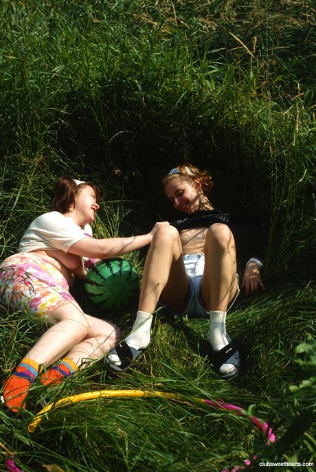 女同志尤物 Julia K 和 Olga D 在洗澡時做愛