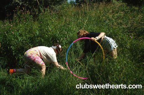 女同志尤物 Julia K 和 Olga D 在洗澡時做愛