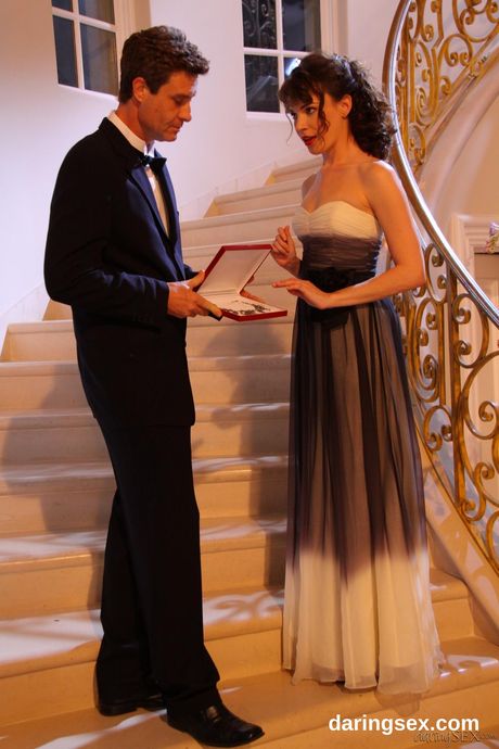 ブルネットのアメリカ人ポルノスター、ダナ・ディアモンドが彼女の膣にペニスを詰め込まれる