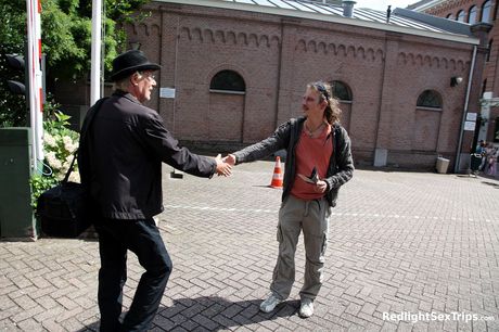 荷蘭黑髮美女 Fenna Utopia 被帥哥用手指插屁股