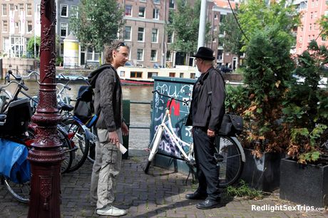 荷蘭黑髮美女 Fenna Utopia 被帥哥用手指插屁股