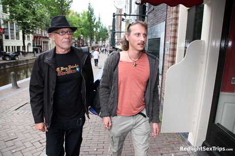 Fantastisk hollandsk mørkhåret Fenna Utopia får sin røv fingret og kneppet af en lækker fyr