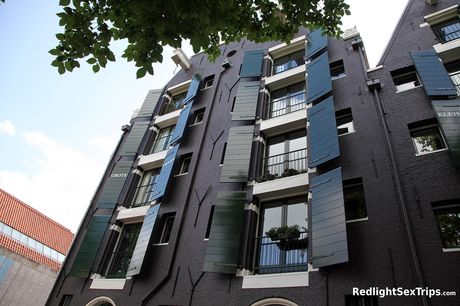 荷蘭黑髮美女 Fenna Utopia 被帥哥用手指插屁股