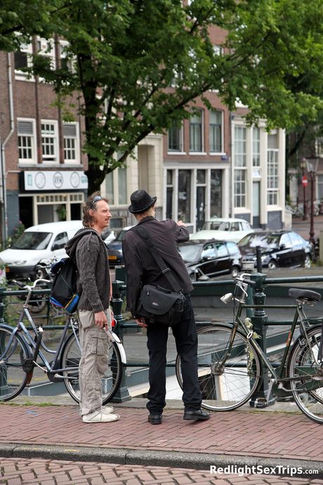 荷蘭黑髮美女 Fenna Utopia 被帥哥用手指插屁股