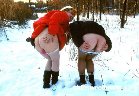 ジンジャーの表紙ガール、アイラ・Dとマーシャ・Cがオマンコを弄ぶ前に裸になる