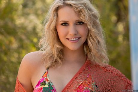 素晴らしいアメリカ人ブロンドのミア・マルコヴァはビキニを脱いで素敵なお尻を見せる