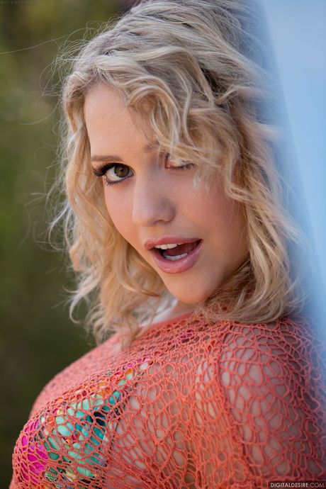 素晴らしいアメリカ人ブロンドのミア・マルコヴァはビキニを脱いで素敵なお尻を見せる