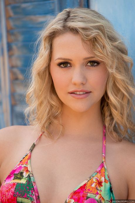 才華橫溢的美國金髮女郎米婭·馬爾科娃脫下比基尼，露出了她美麗的臀部