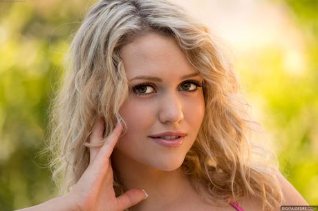 素晴らしいアメリカ人ブロンドのミア・マルコヴァはビキニを脱いで素敵なお尻を見せる