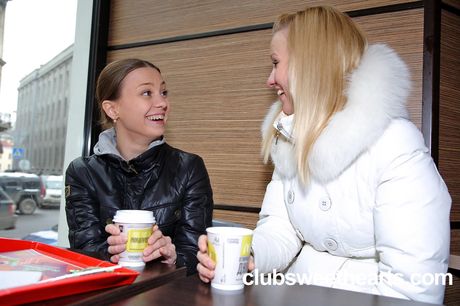 女同志美女 Alice K 和 Sasha K 在床上舔陰部之前接吻