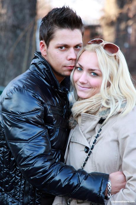 金髮捷克美女維多利亞小狗在將陰莖插入她的陰道之前先吸吮它