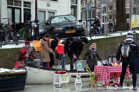 Fantastisk sød Kiona får sin varme røv slikket og sin fisse dicked udendørs