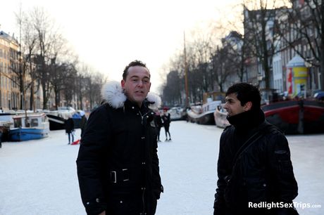 Fantastisk sød Kiona får sin varme røv slikket og sin fisse dicked udendørs