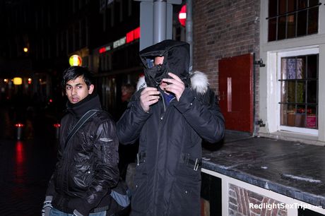 Fantastisk sød Kiona får sin varme røv slikket og sin fisse dicked udendørs