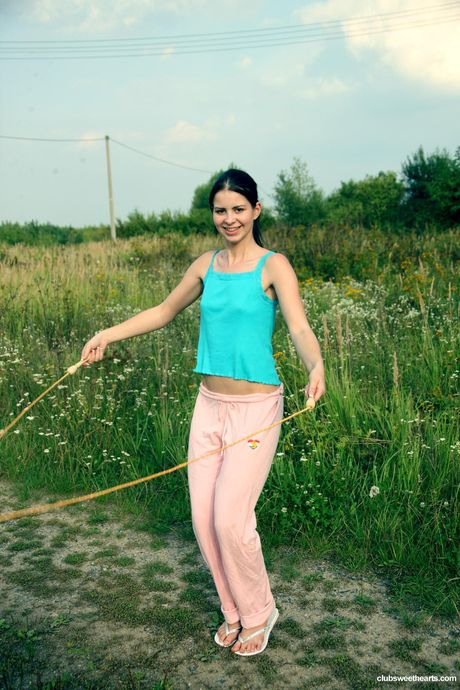 見事なハンガリーの美女ジュディ・スマイルが小さな胸を披露し、屋外で彼女の陰部をこすります